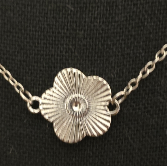 Adornia Tarnish Resistant Silver Tone 5-Leaf Clover Station Necklace NWOT - Picture 4 of 8
